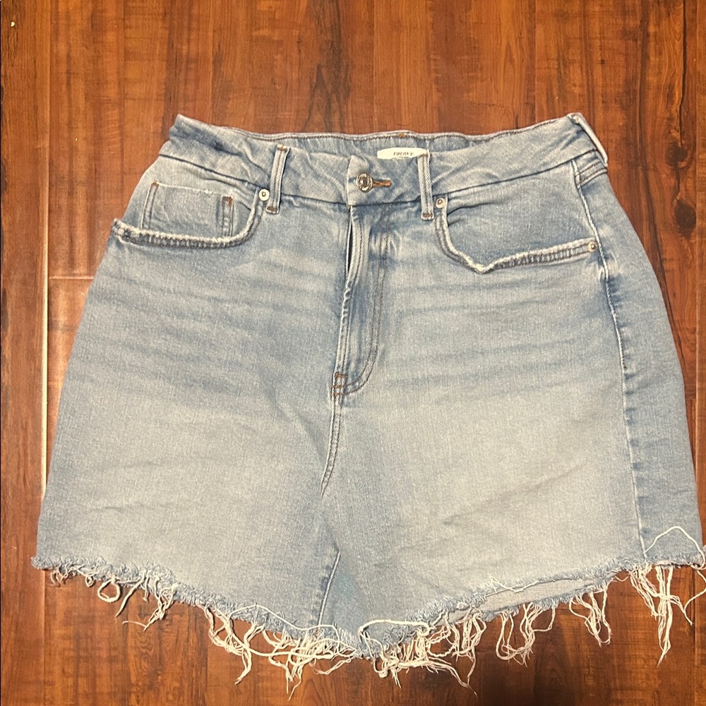 Curved 90’s Light Wash Jean Shorts